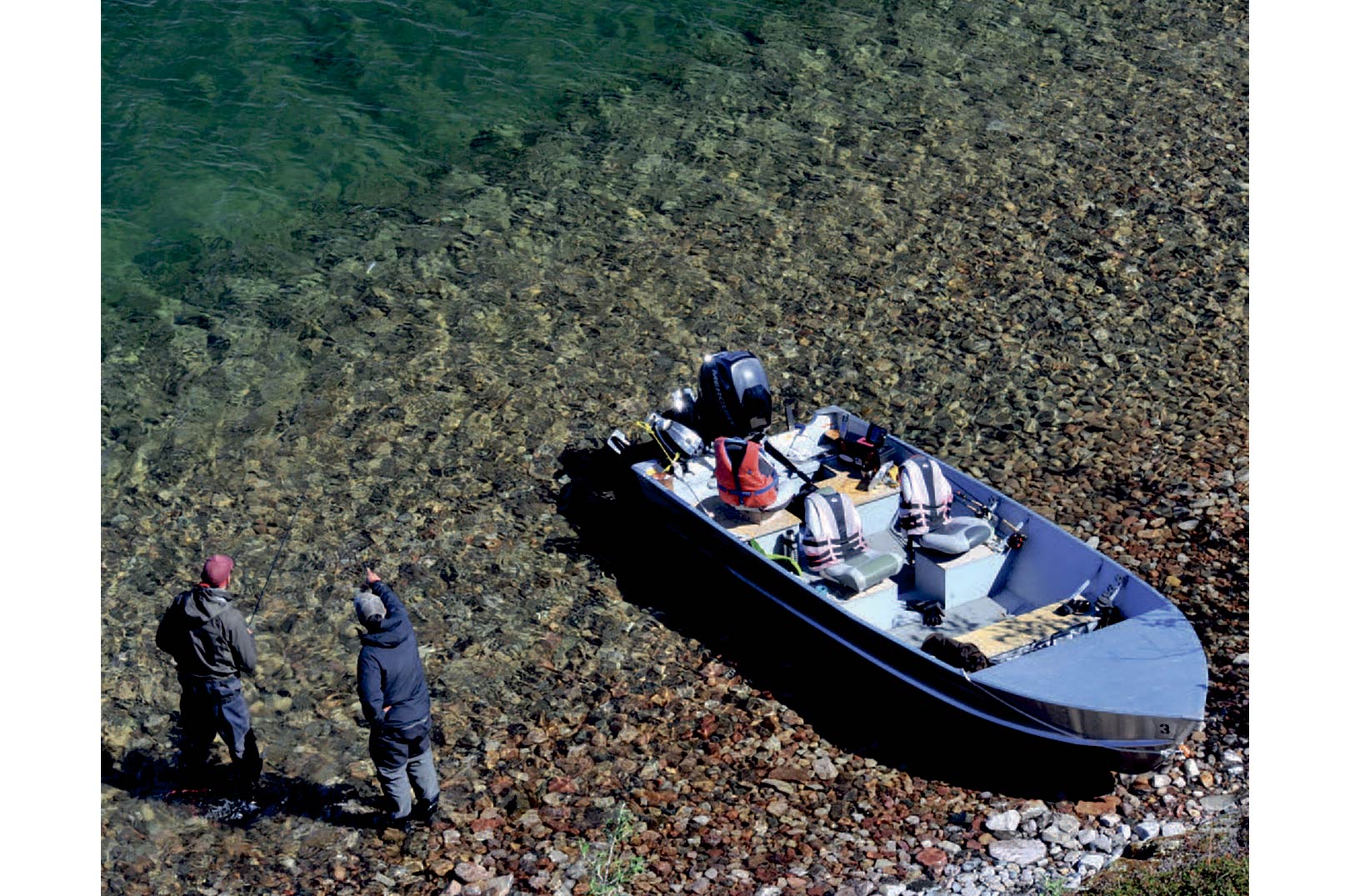 Langs nogle af Great Bear Lakes drastiske forkastninger, kan man vadefiske og kaste udover 10-15 meter vand. Langs disse dybdekurver er der gode chancer for at finde patruljerende lake trout.