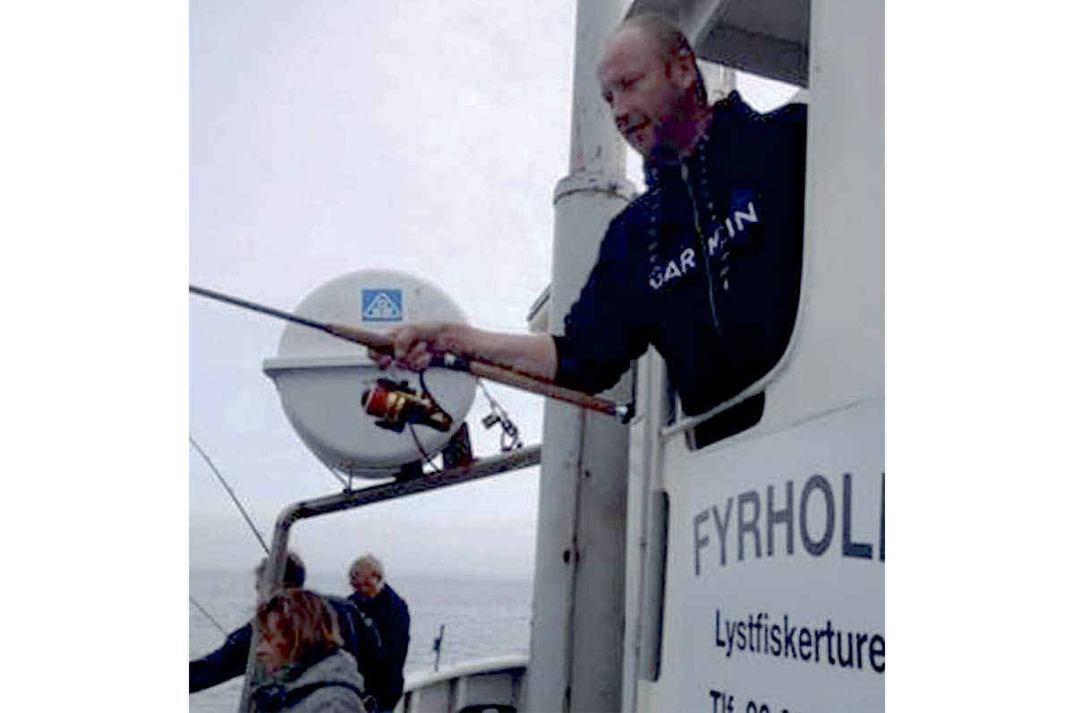 Lars Pryds tjekker fiskeriet fra styrhuset. Det er vigtigt for skipper at have en finger på pulsen, så han fisker også selv.