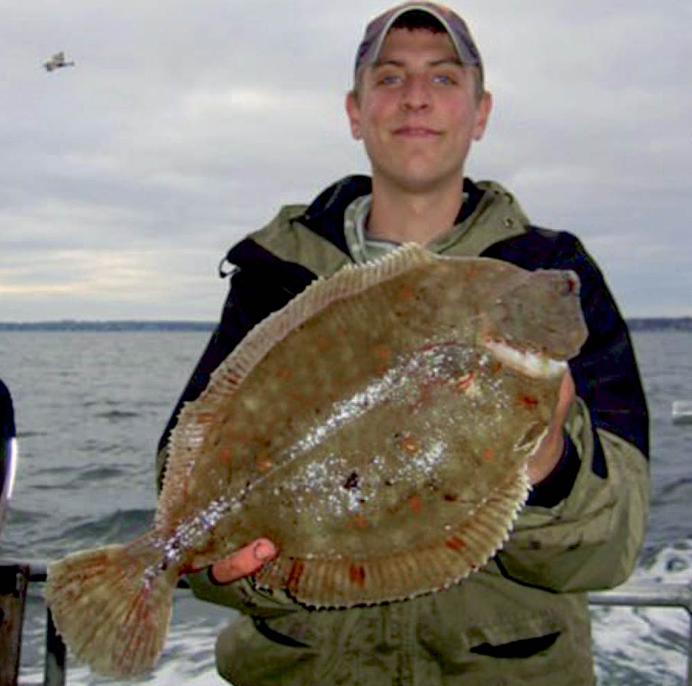 Nikolaj Kolding med en flot rødspætte fra Øresund. Det er sådanne fisk der jagtes i november.