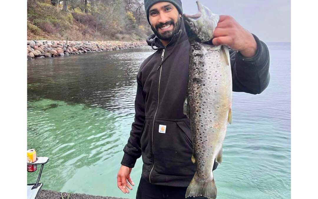 Amr Adel med sin flotte havørred fra Øresund.