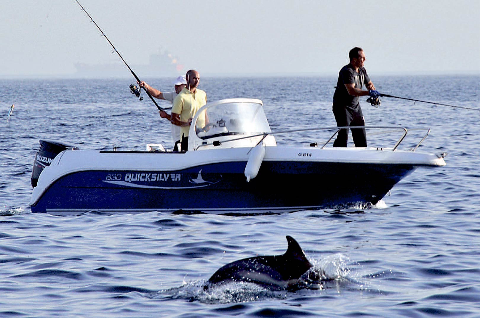 Popperfiskeri med delfinerfløjtende om ørerne på en er en stor oplevelse. Sådan er scenariet ved Gibraltar.