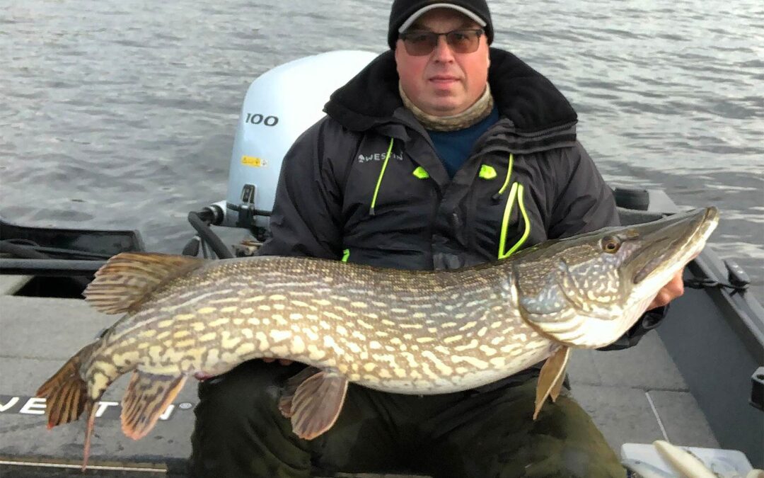 Petter Støttum med sin fantastiske 15 kilos gedde taget på Westin Monsterteez