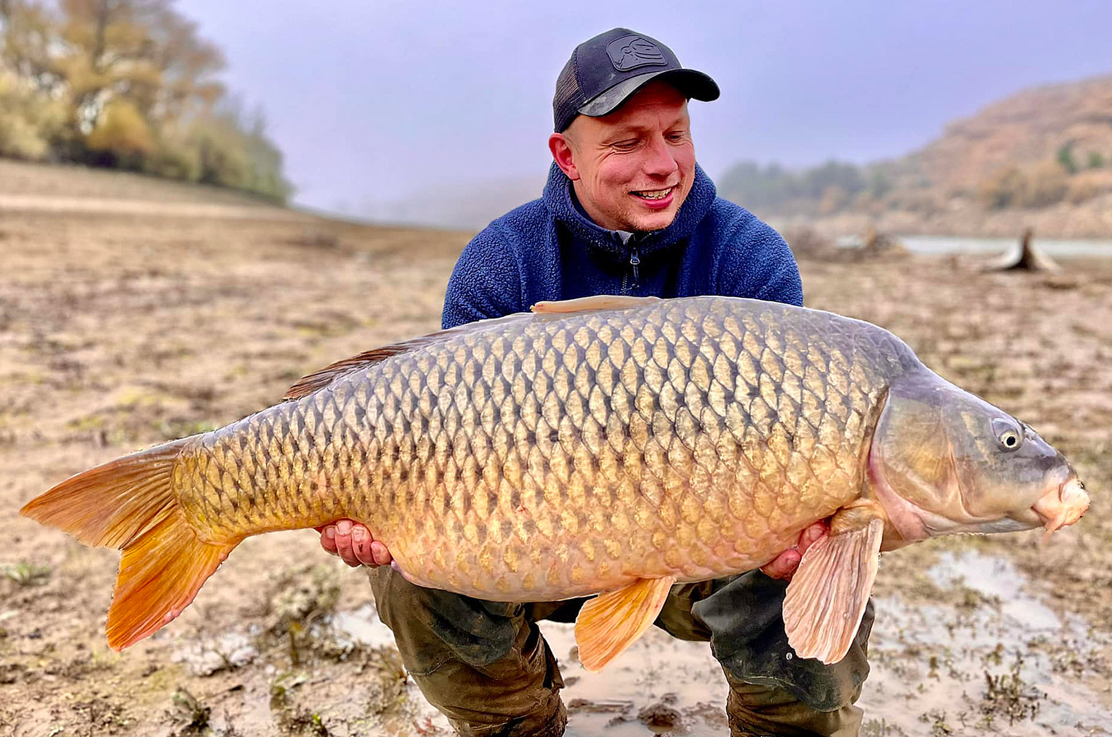 Rasmus med en af sine flotte skælkarper frqa Ebrofloden., Denne flotte fisk vejede over 20 kilo.