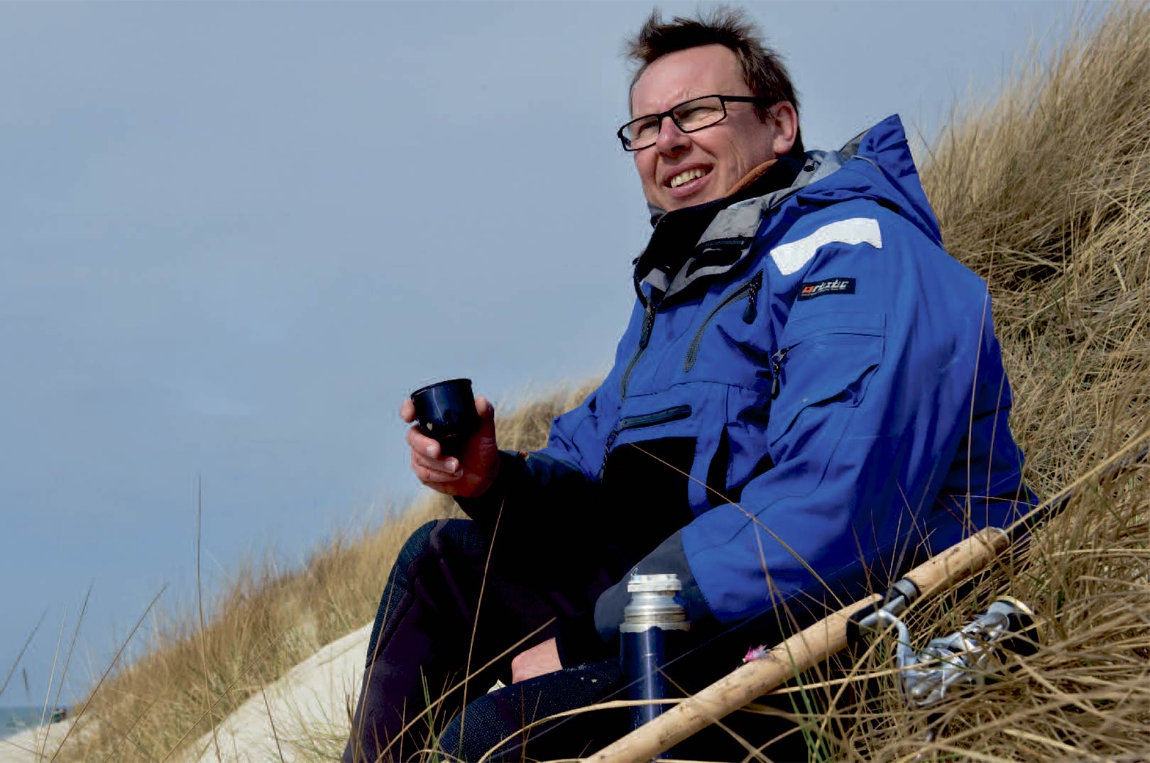 Udo er verdensmester i at nyde sit fiskeri – her med en kop kaffe ved Dueodde.