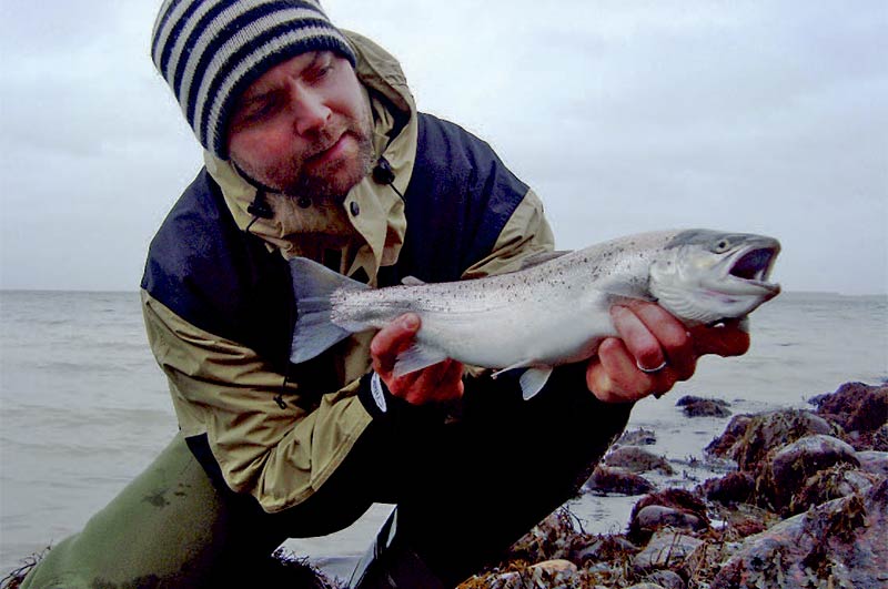 Forfatteren på en overskyet dagmed fin 2 kilos fisk fra Kolding Fjord. Den tog en rød Snurrebasse i det grumsede vand.