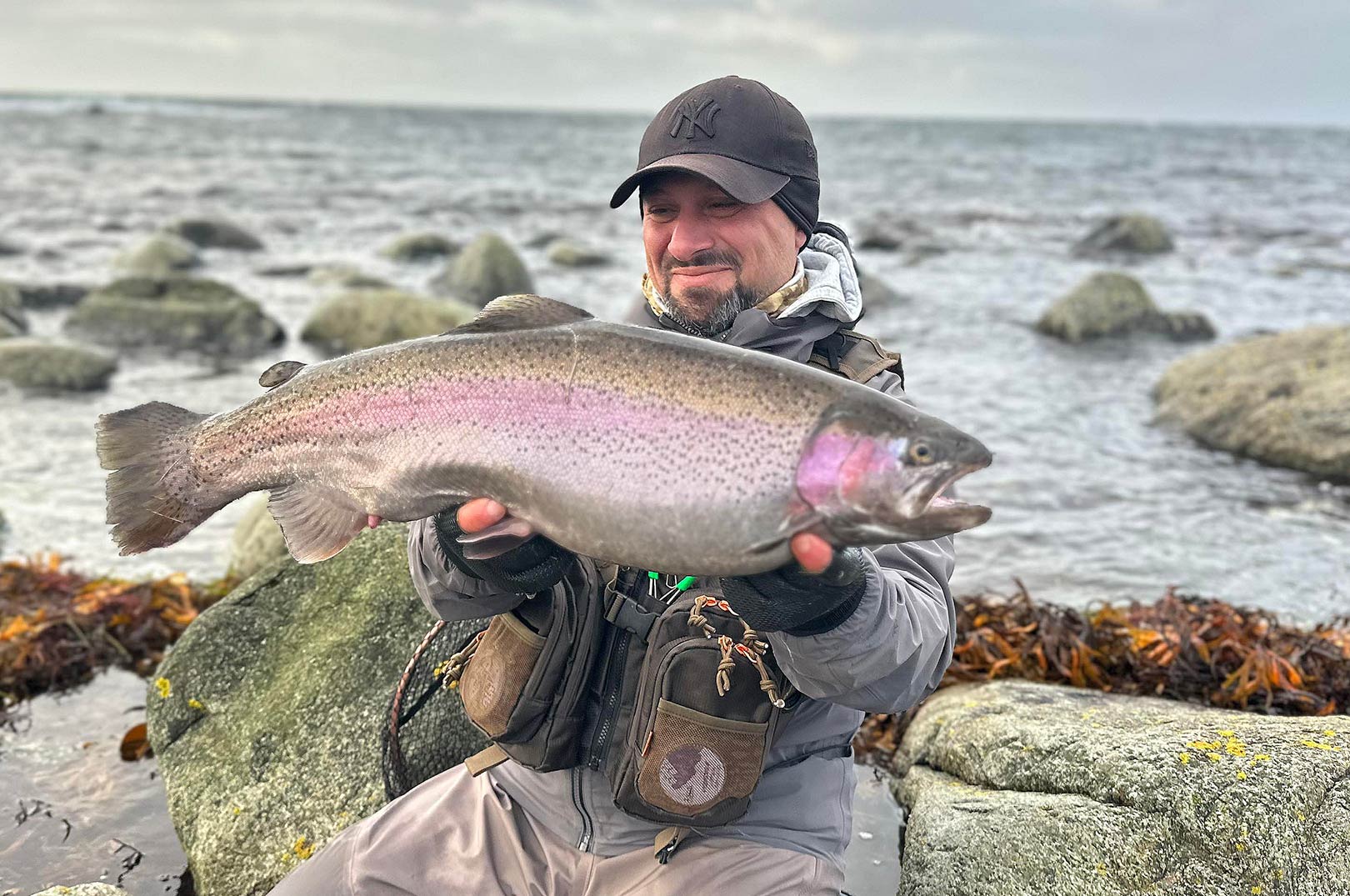 Daniel Jabi med sin flotte regnbueørred fra Skånes kyst.