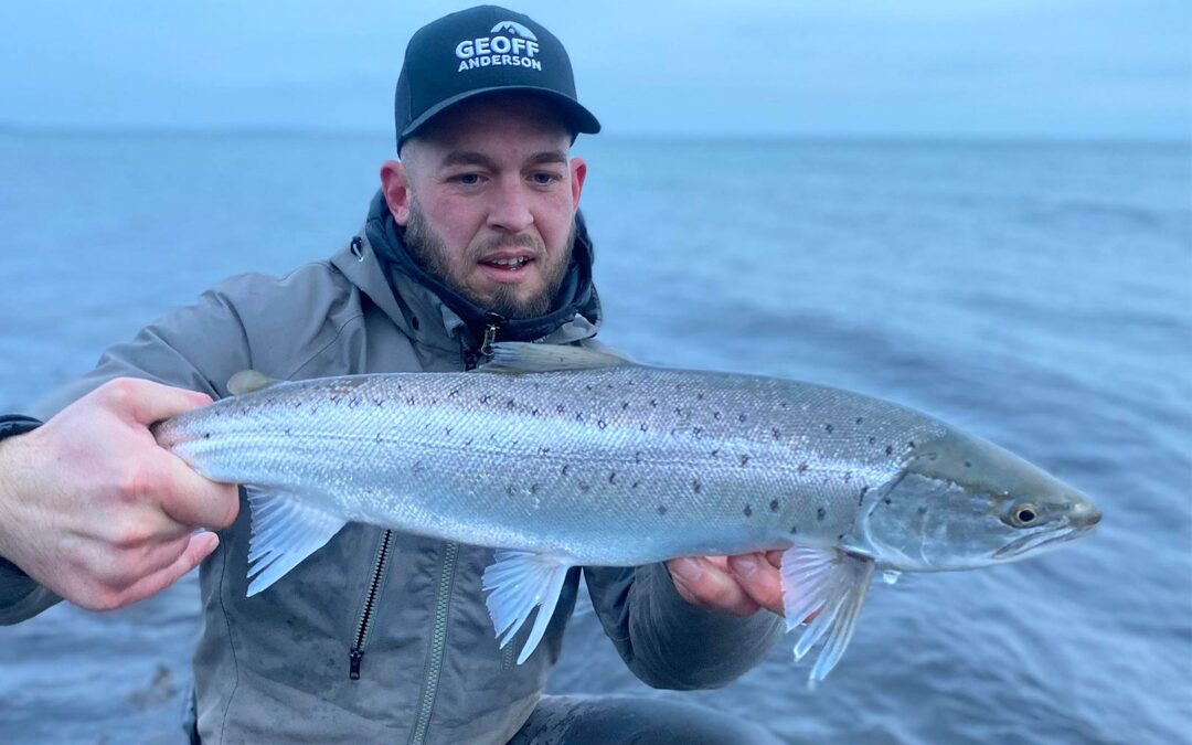 Mathias Jacobsen med sin flotte havørred fra den åbne fynske kyst.