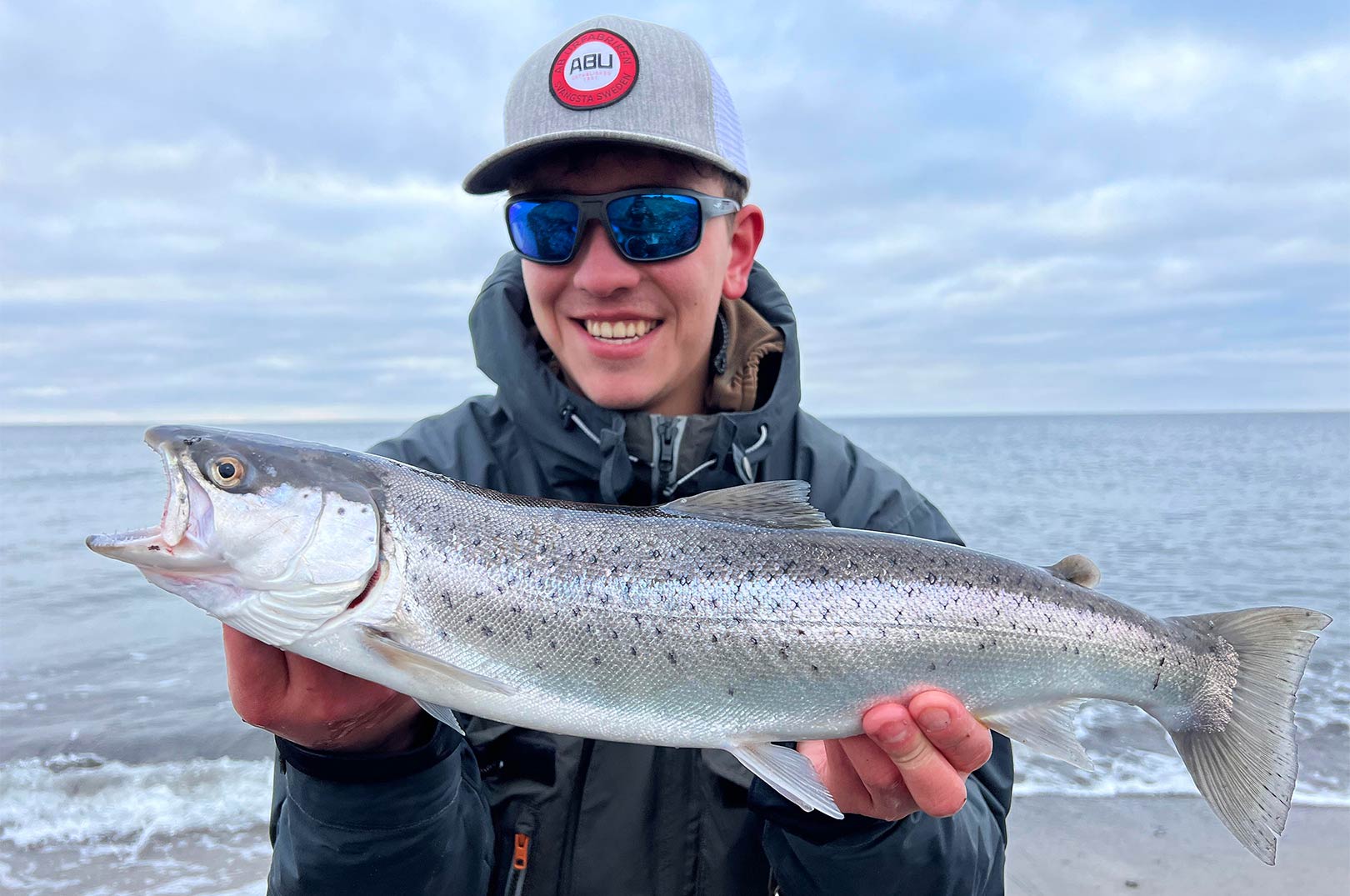 Oskar med en af turens fine havørred. Øverst Jonas med sin flotte 60 cm havørred.