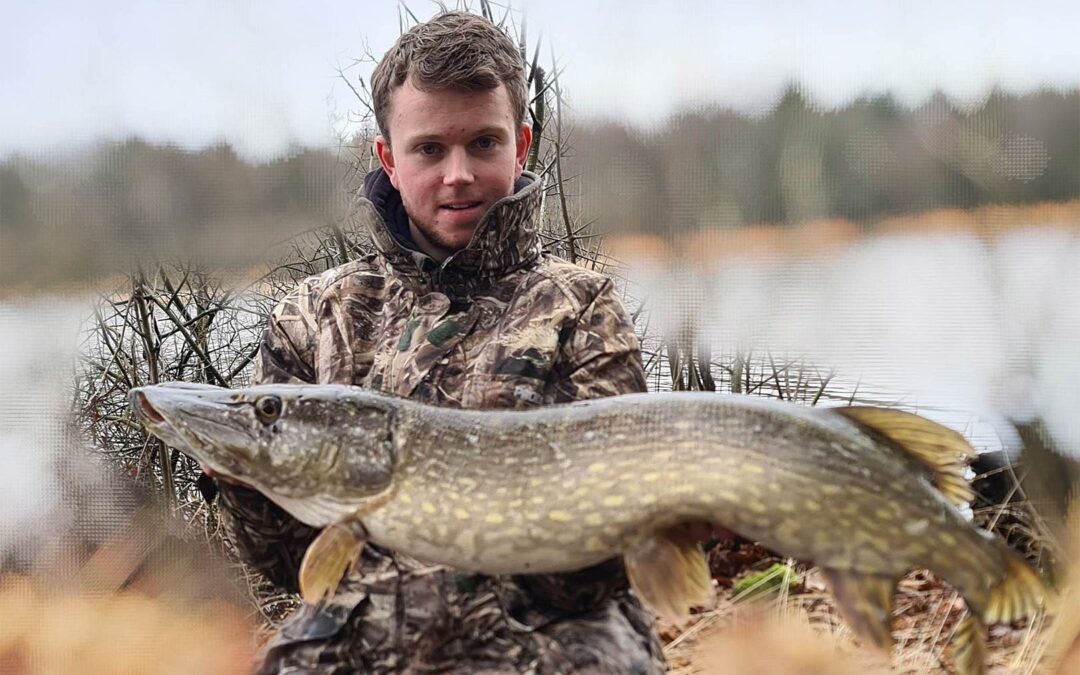 Kasper Pedersen med sin fine gedde, som tilmeldes Kinetic Fiskecup 2023.