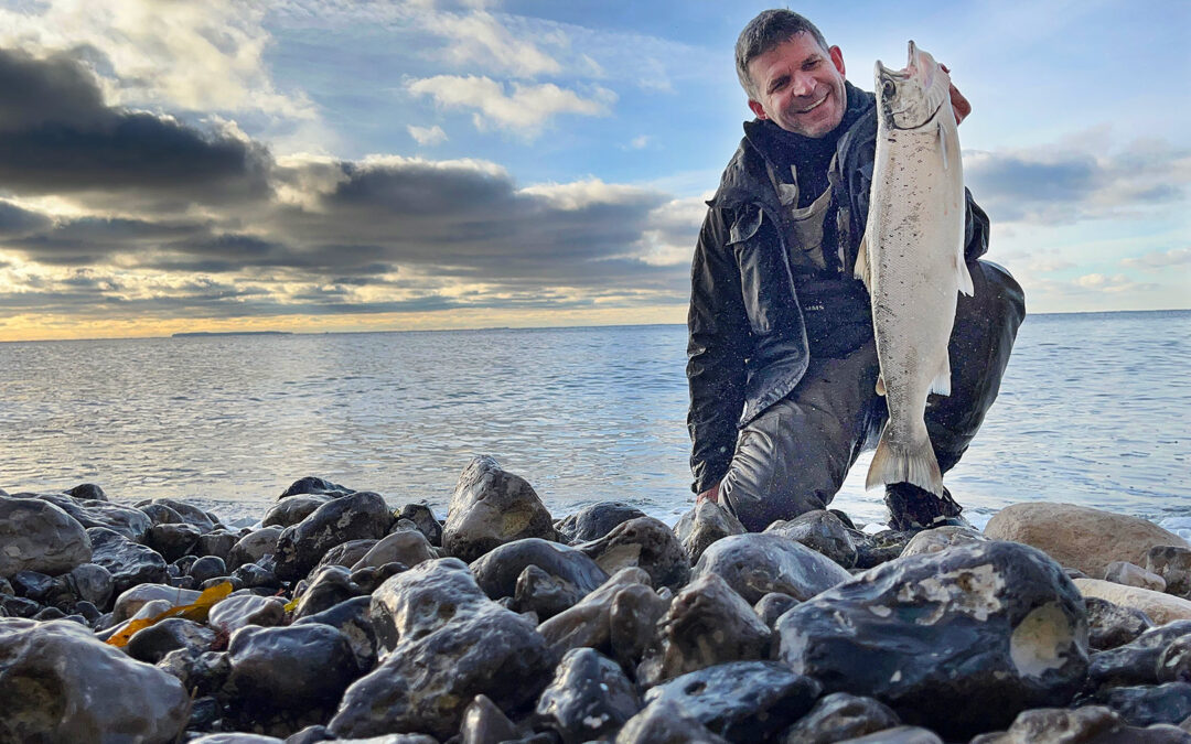 Henning Trier med sin super flotte blanke havørred, der huggede på gennemløber fisket med L-rig.