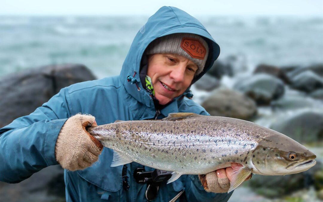 Nicka Hellenberg med sin flotte blankfisk fra Gotland, der huggede på blinket Smakk.