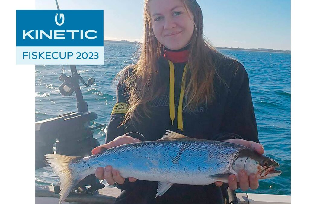 Sofie Glass med sin flotte havørred, der tilmeldes Kinetic Fiskecup 2023
