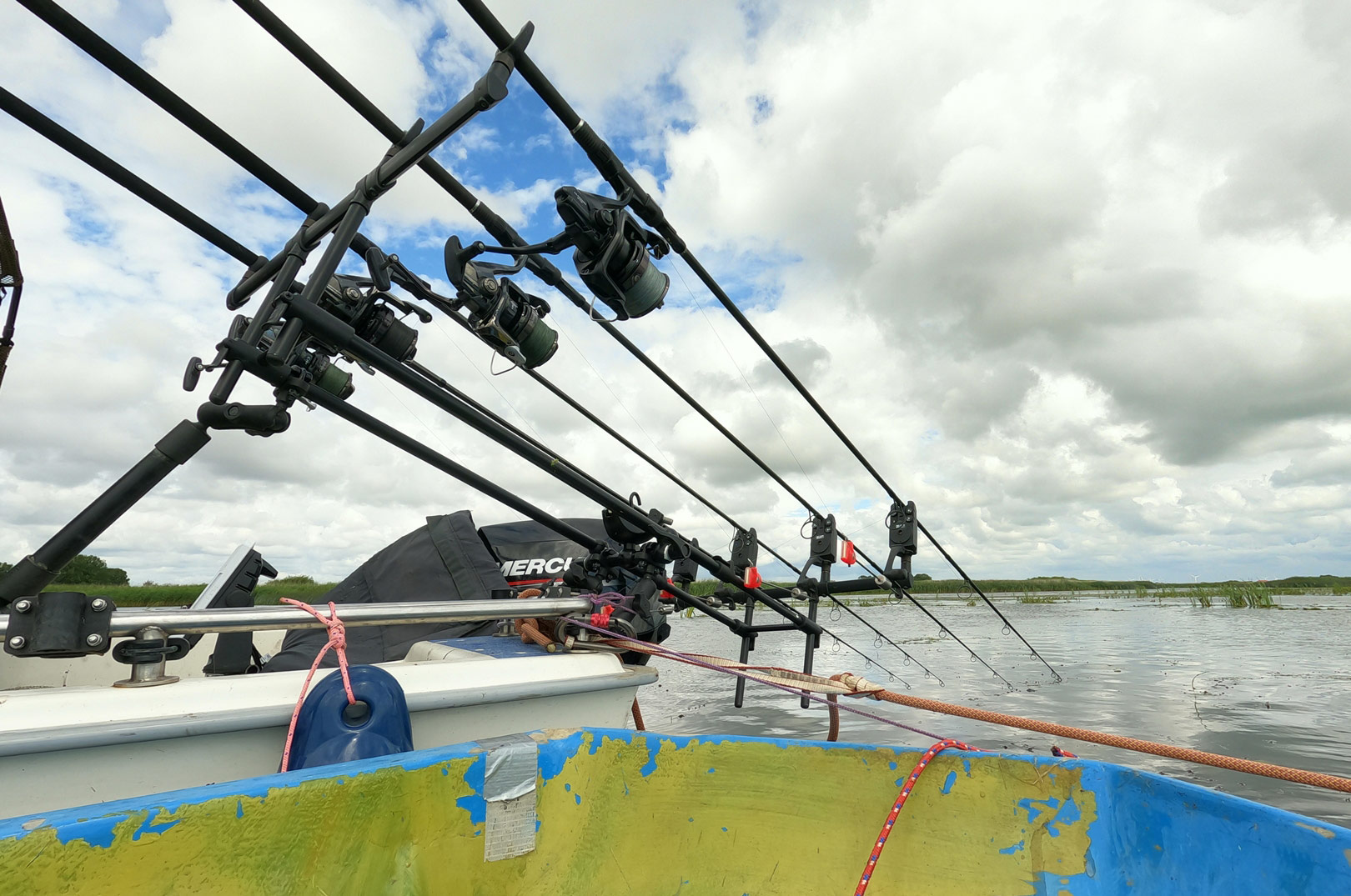 Prologic rodpod og RAM mount fungerer godt sammen på et søgelænder. Jeg valgte den model, da den både kan bruges på båden og på land som tripod. 