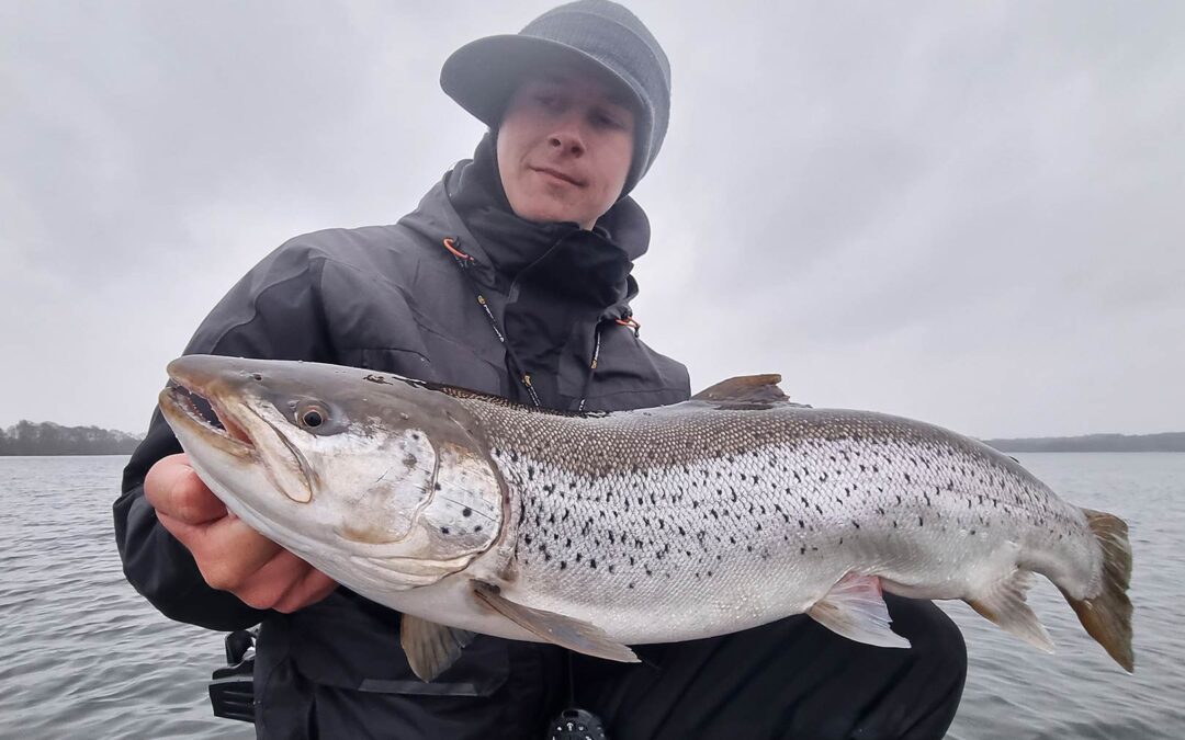 Emil Hjort med sin flotte søørred fra Silkeborg Søerne