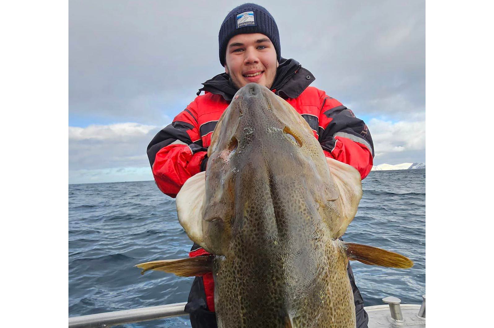 35,5 kilos skreitorsk til Gustav fanget med Team Svinets Jesper Lungsie, som du ser foroven med en 26 kilos torsk.