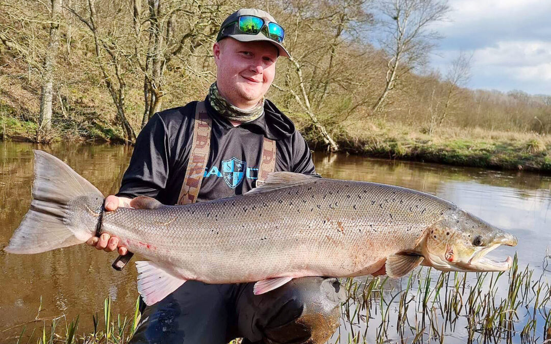 Peter K. Jacobsen med sin fantastiske 17 kilos premierelaks fra Varde Å.