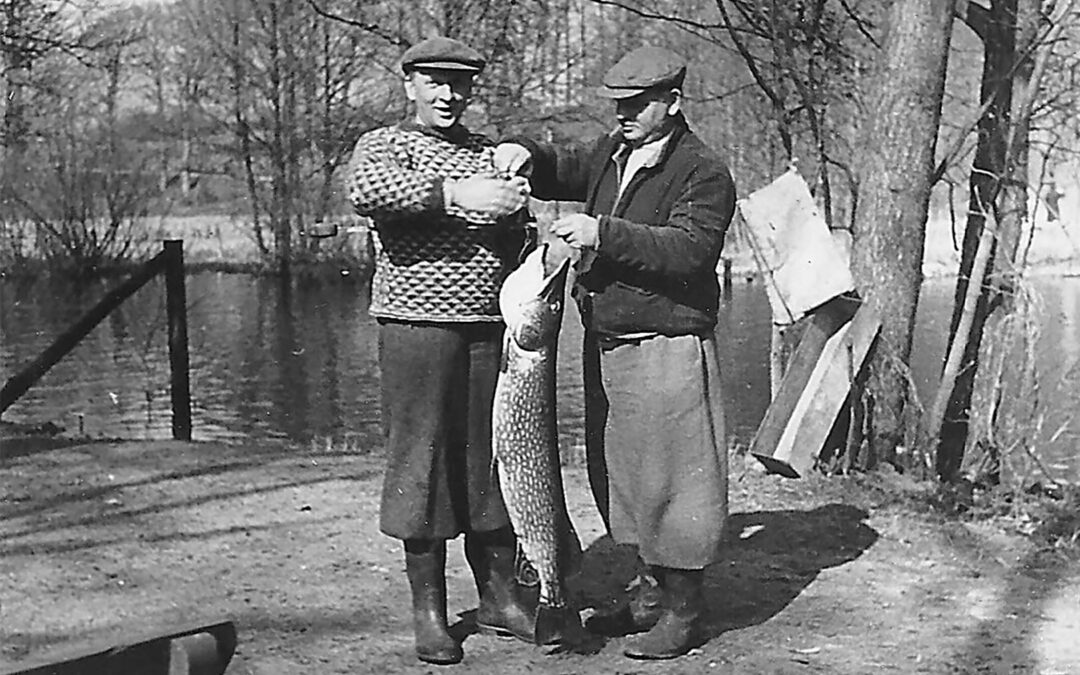 9. To ”Frederiksdalere” H.O. Gjerløff og S. Kr. Nielsen (Skolemesteren) vejer Gjerløff´s 10,50 kg i maj 1936. Betegnelsen ”Frederiksdalere” var de medlemmer, der enten havde båd liggende eller holdt til på stationen.