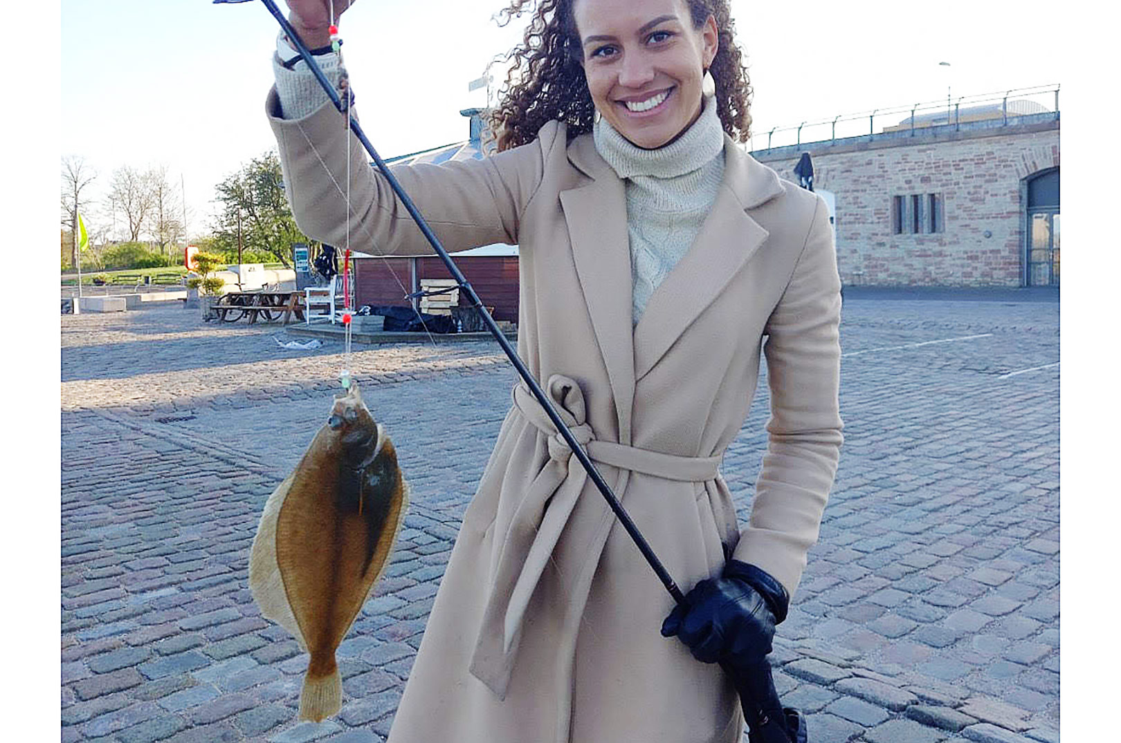 Til Jans Fiskeskole kan du lære at fange alt fra torsk og hornfisk - til - som her - fladfisk.