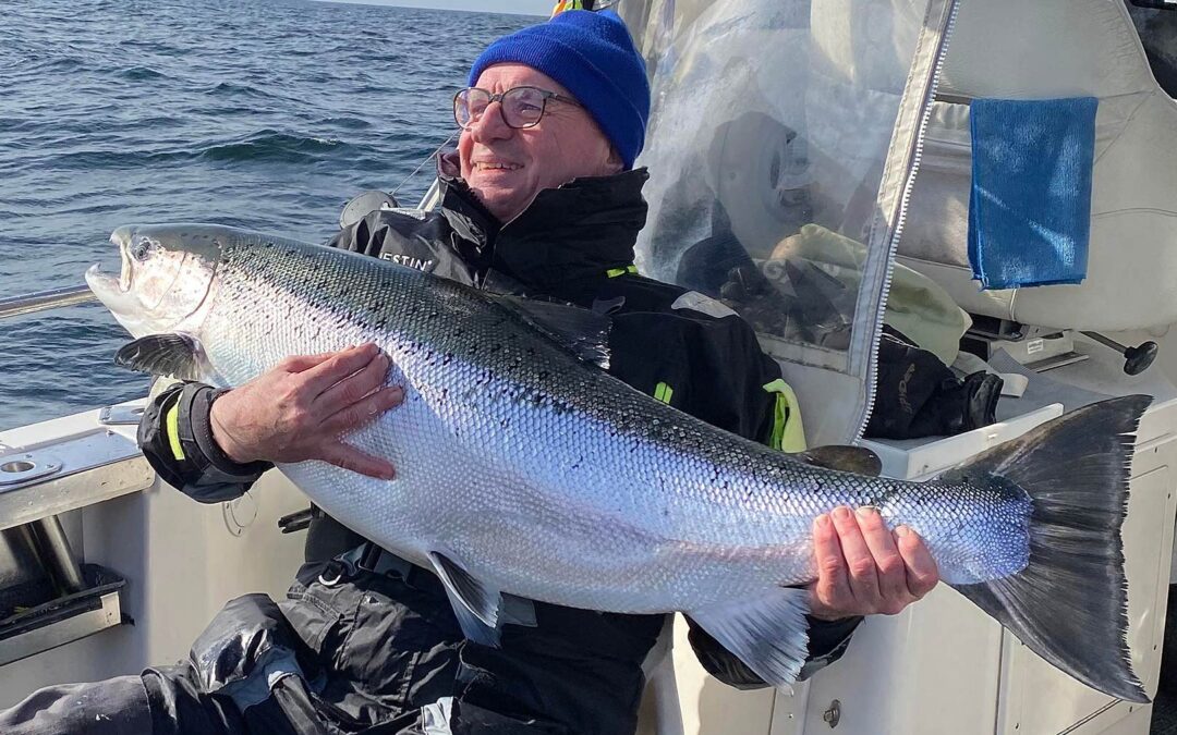 Hans Rasmussen medd sin 120 cm laks fanget med Jan Svenstrup som skipper.
