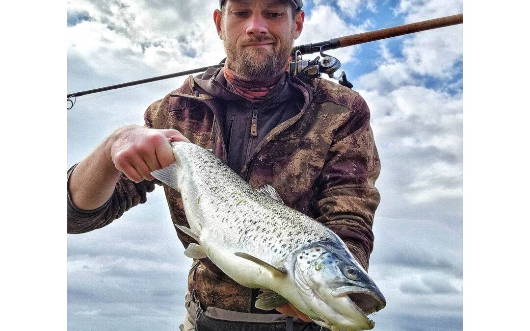 Kasper Weidick Iversen med sin flotte havørred taget på blink.