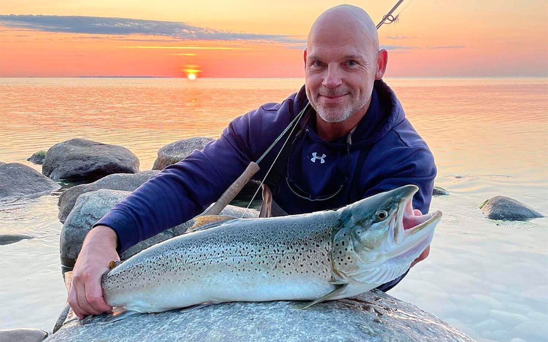 Jakob Mark Sørensen med sin flotte havørred fra Møn taget på flue.