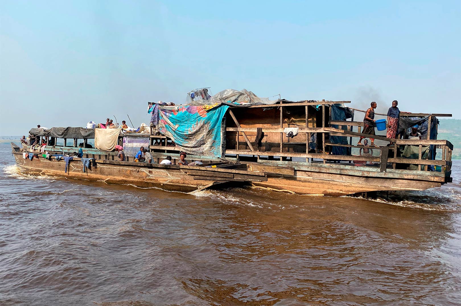 Når man fisker på Congofloden, der er hovedfærdselsåren gennem landet - ser man mange både som denne passere forbi.