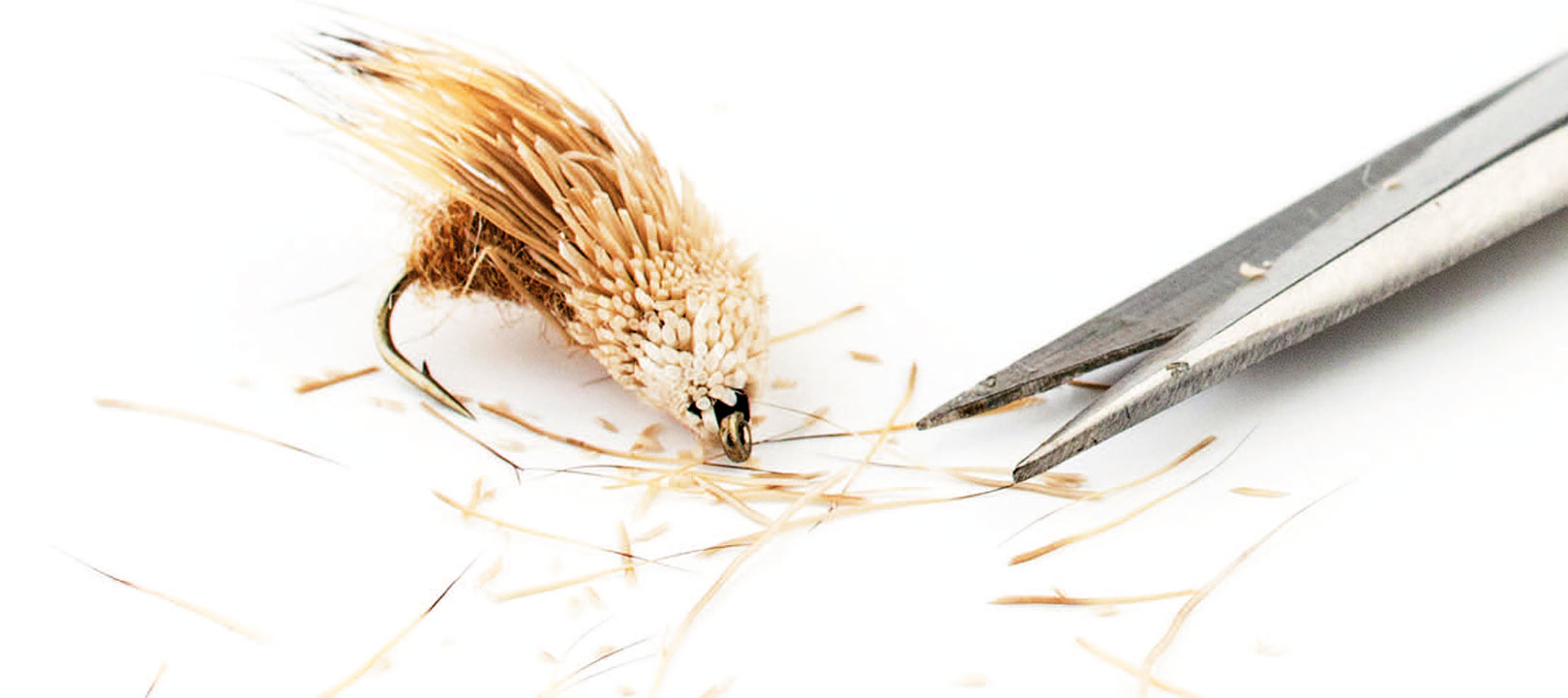 En saks til at trimme fluerne er et uundværligt værktøj,når man skal tilpasse sig fiskesituationen.