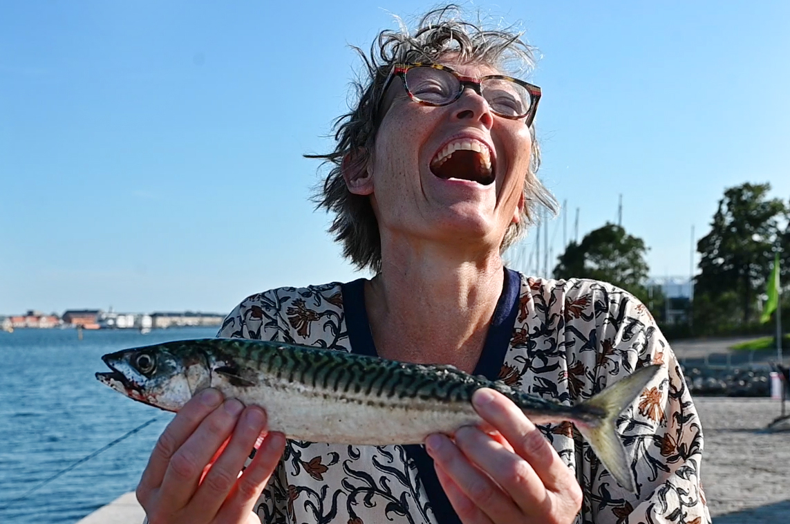 Lne Knudsen med en fin makrel taget til Jans Fiskeskole.