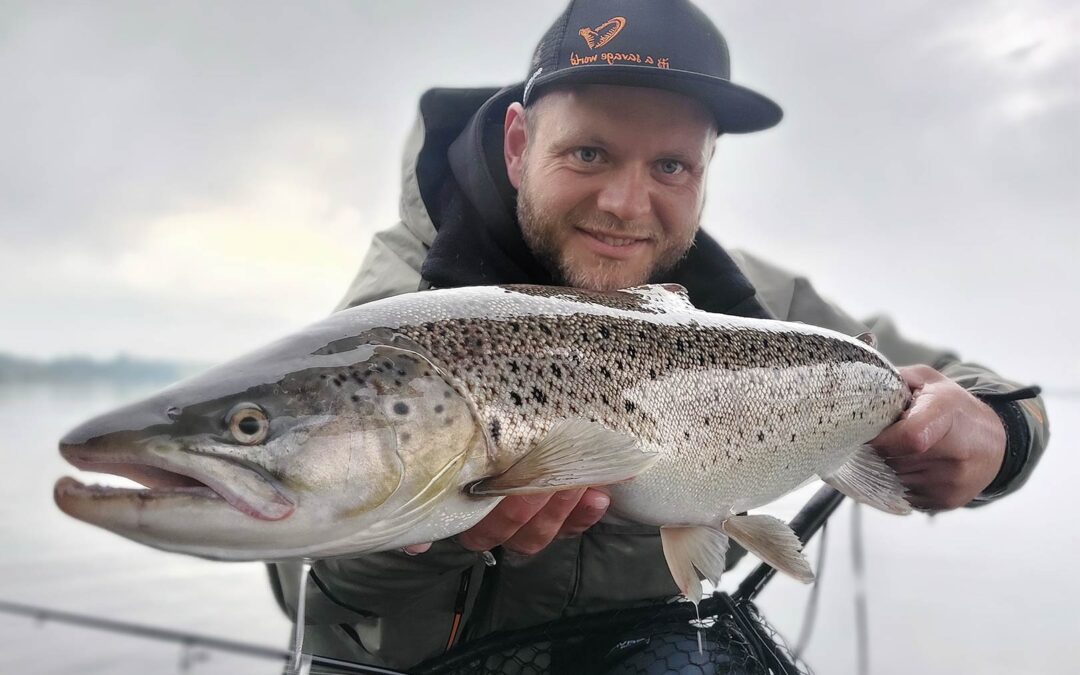 Mads Davidsen med sin flotte havørred taget på bombarda og flue.