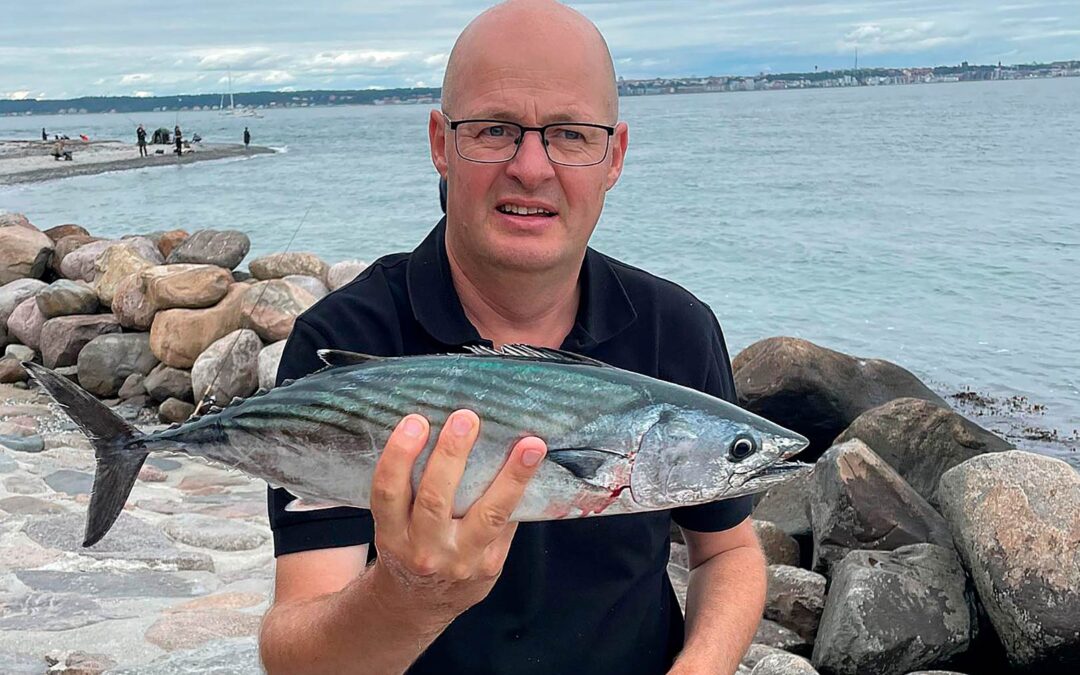 Rasmus Hansen med den så vidt vides første stangfangede rygstribede pelamide i dansk territorialfarvand. Fisken blev taget på Kronborgpynten i Helsingør.