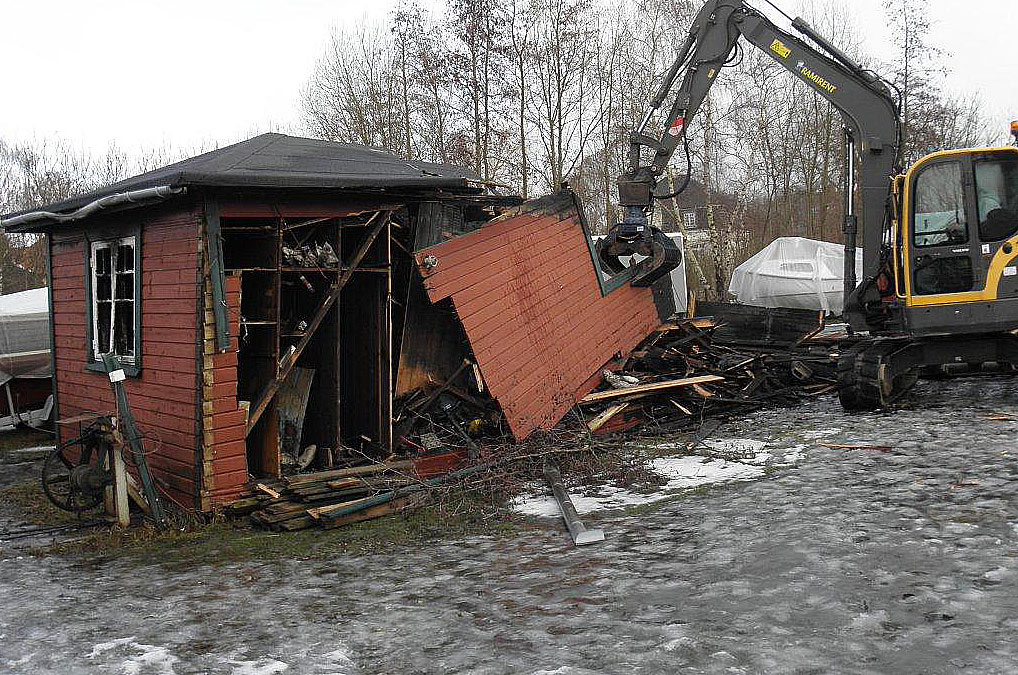 Georg Ponsaing´s garderobygning rives ned efter de omfattede brandskader. En bygning der i 90 år var til glæde og nytte for medlemmerne endte på skammeligste vis som flammernes bytte.