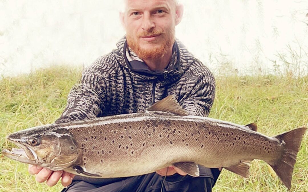 Mike Alstrøm med sin flotte havørred.