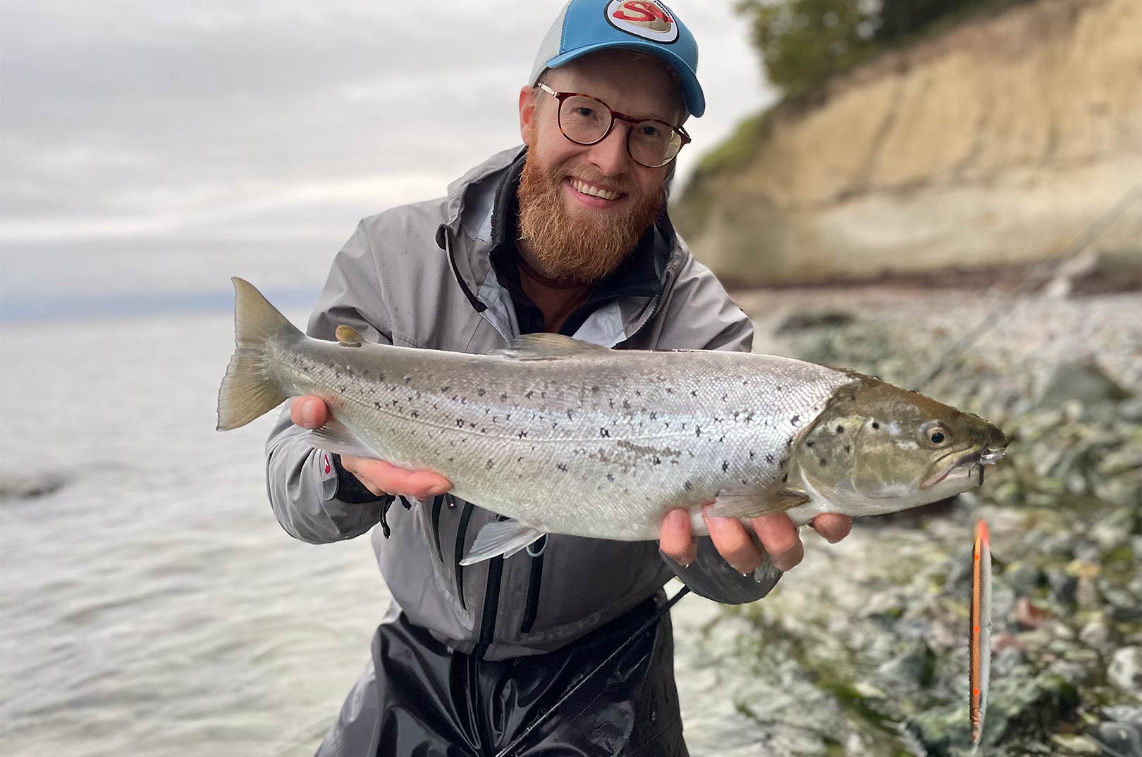 Nikolaj Korsholm med sin flotte havørred taget på en SG Sandeel