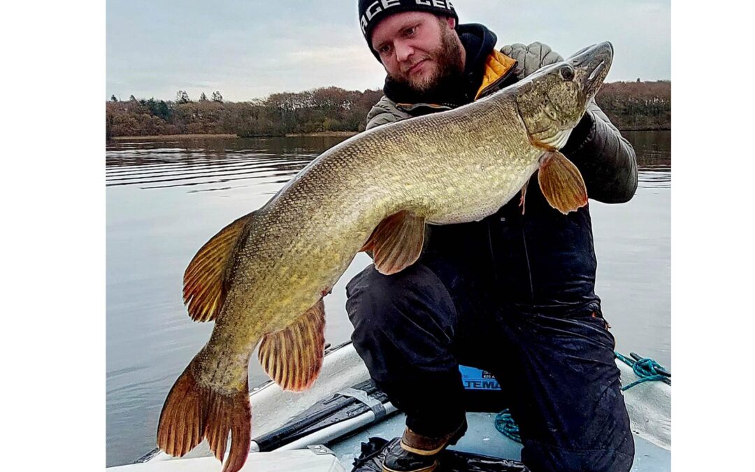 Mads Davidsen med en af sine fine gedder fra den seneste tids fiskeri.