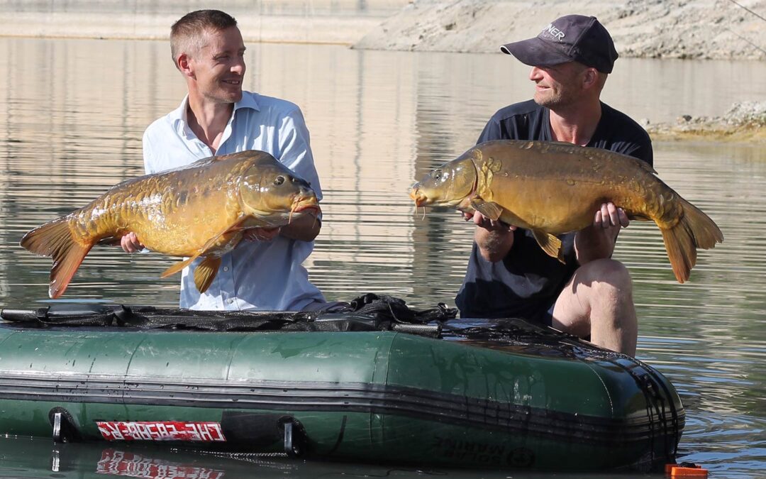Tilværelsen er lige til at klare her! Solen skinner og Thomas (t.h.) og Jan sidder med resultater fra nattens fiskeri i Buendia reservoiret.