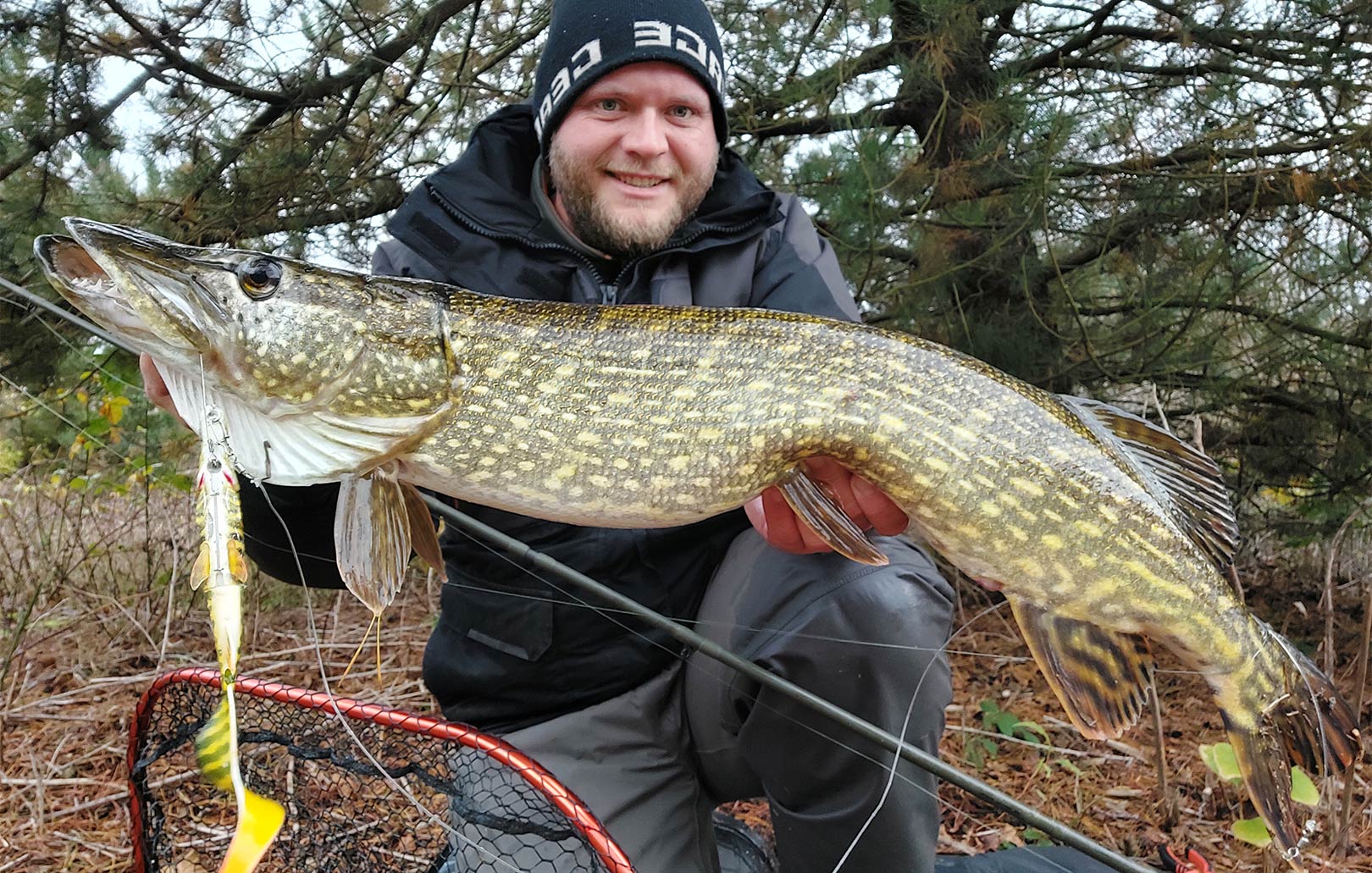 Mads Davidsen med en af sine fine gedder fra den seneste tids fiskeri.