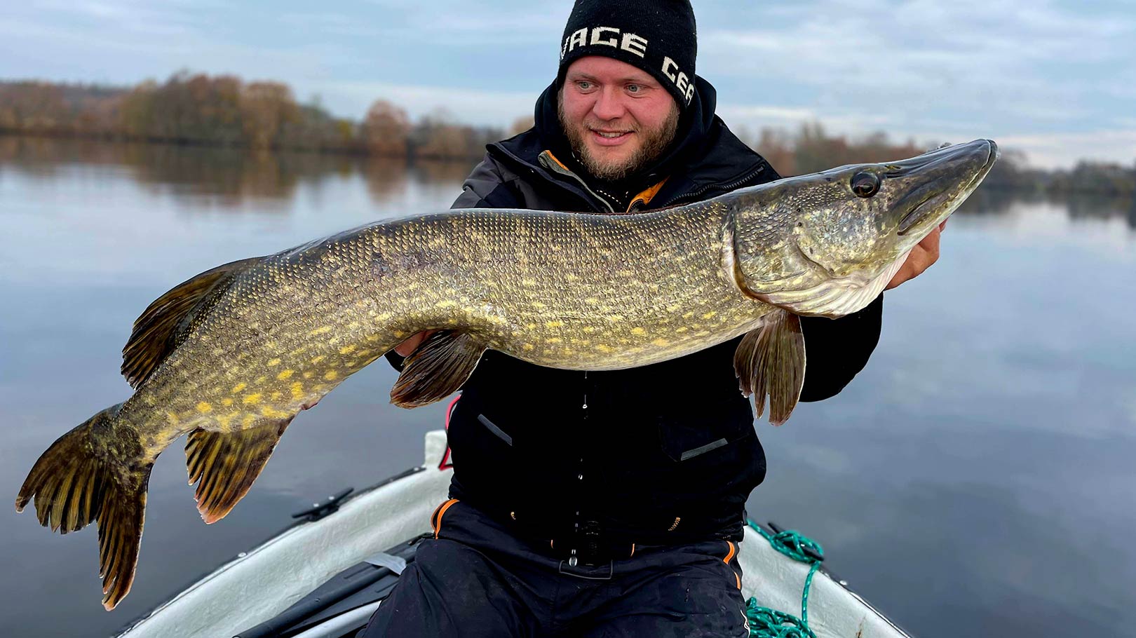 Mads Davidsen med en af sine fine gedder fra den seneste tids fiskeri.