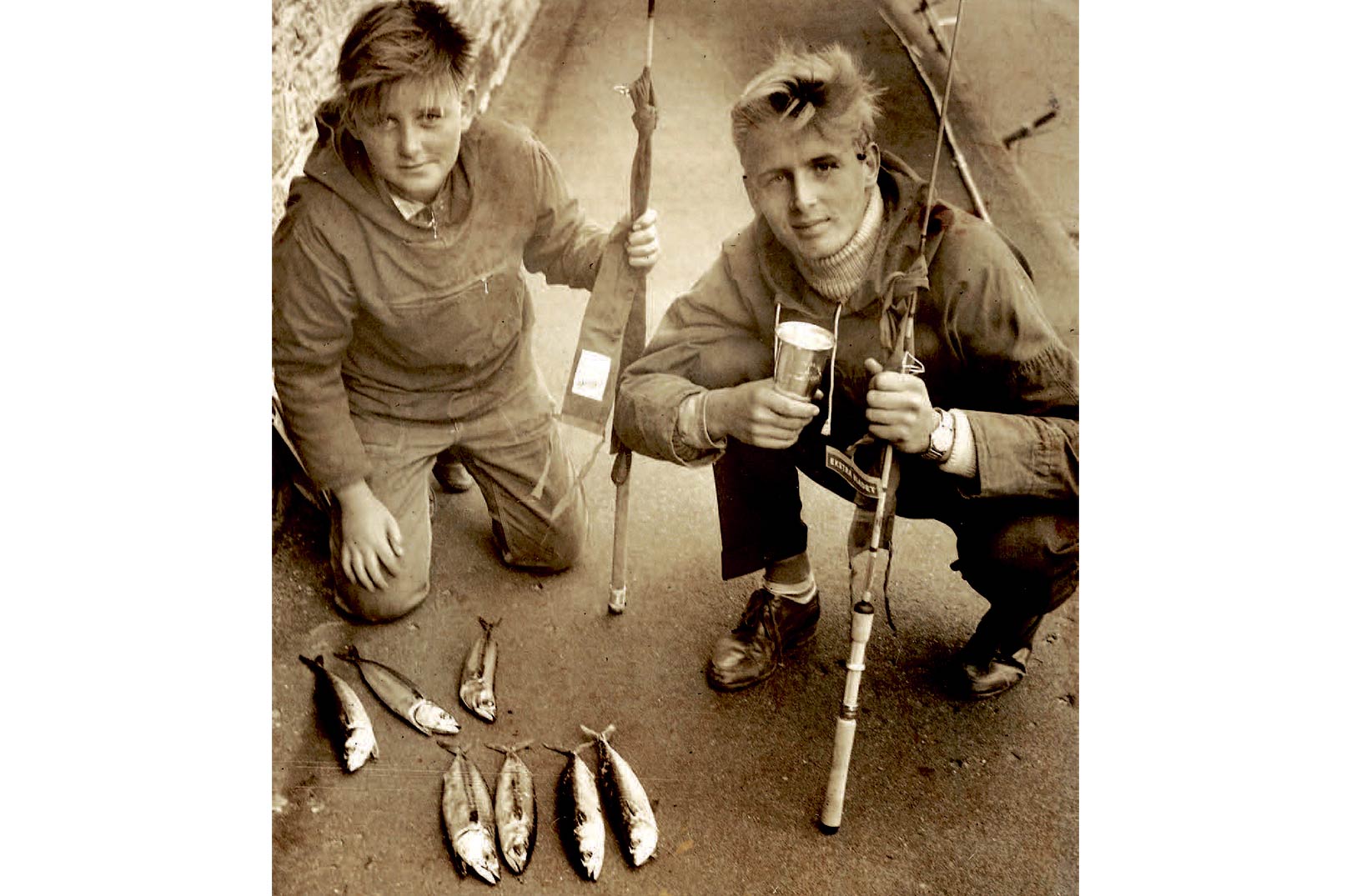 Lystfisker-klubben af 1940afholdt gennem mange år en årlig makrelkonkurrence på Langelinie. Her er et par vindere af juniorklassen. Der var både fiskestænger og sølvbægere til de dygtige.
