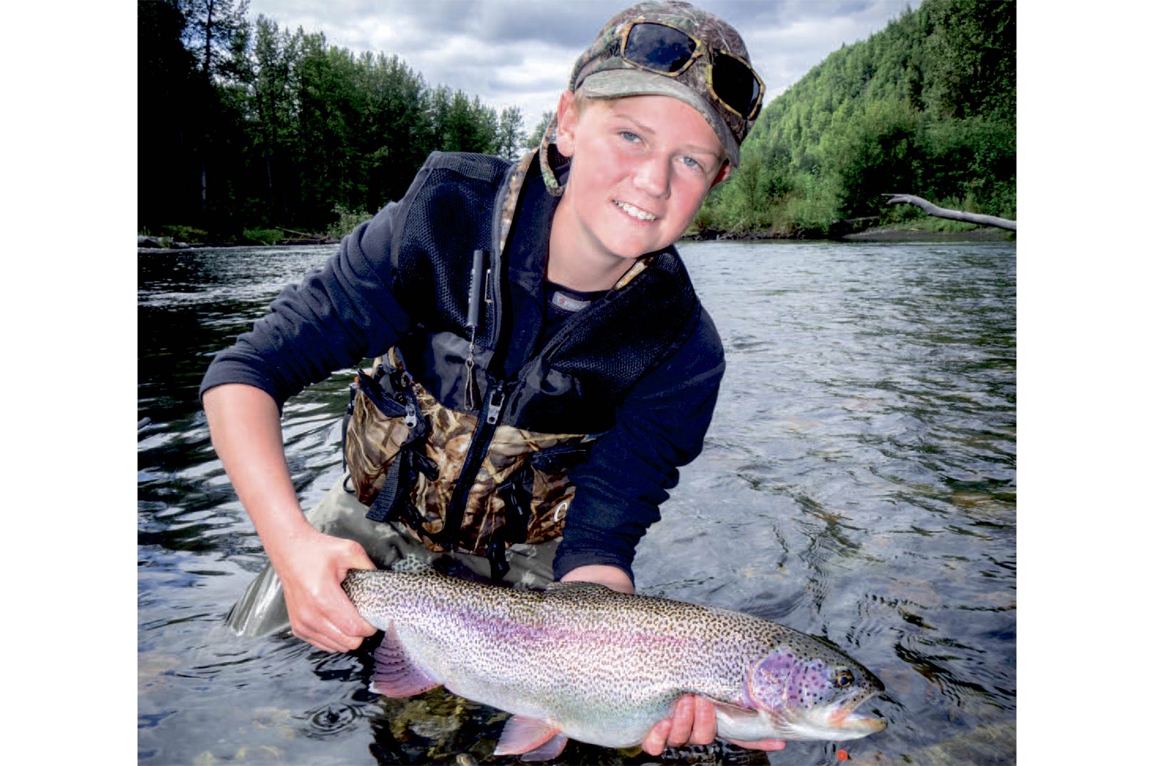 Forfatterens søn Gustav med en af turens drømmefisk. En smæller fedregnbueørred på 57 cm.