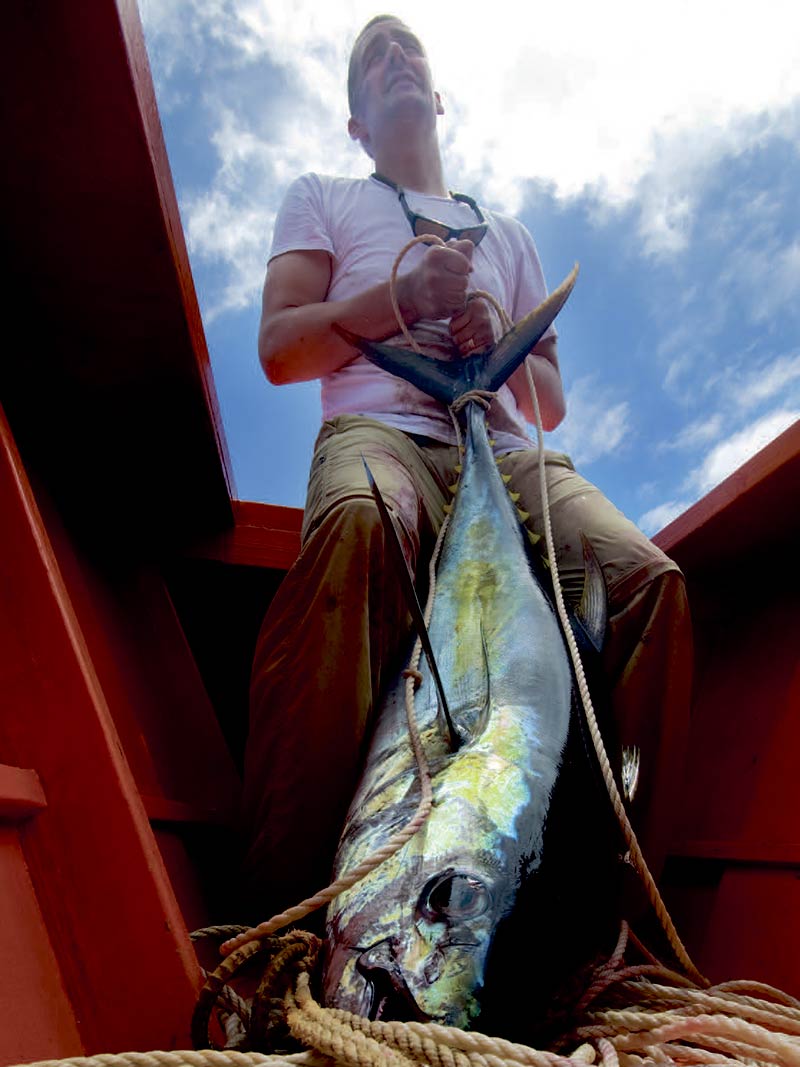 En af Toni’s største fisknogensinde er denne flotte Yellow Fin Tuna på over 100 lbs, der på det nærmeste var ved at trække ham overbord. – Jeg troede aldrig at jeg skulle få den ind, fortæller Toni om fighten, der var en uforglemmelig oplevelse.
