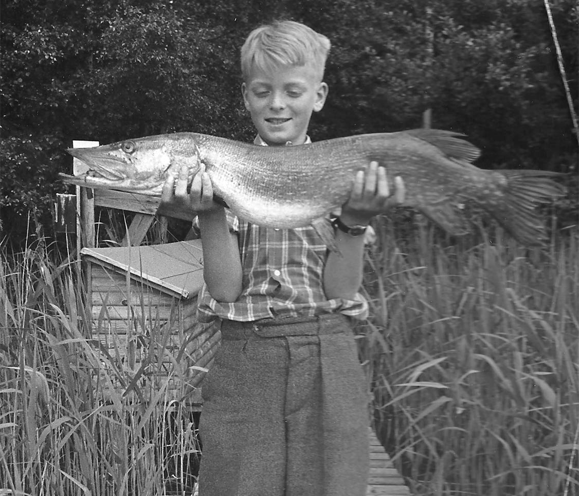 Flemming Jacobsen med en sekskilos gedde fra Buresø fanget i 1958. Han var søn af Bent Jacobsen, der altid fiskede og drømte om at fange den mytiske storgedde August.