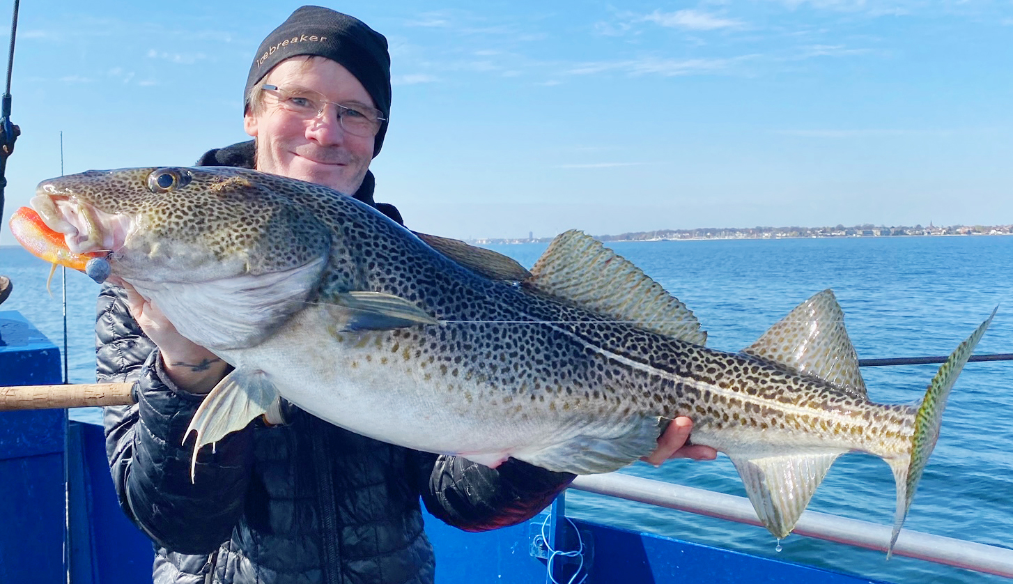 Jens Bursell med 6,8 kilos torsken fra 2021 på Øresund. Fisken huggede på en mindre jig fisket på let kastegrej.