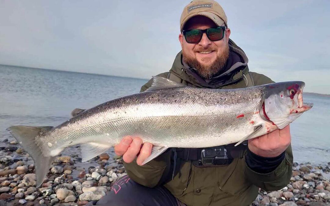Jess Normann Andersen med sin flotte havørred fra Vestsjælland.