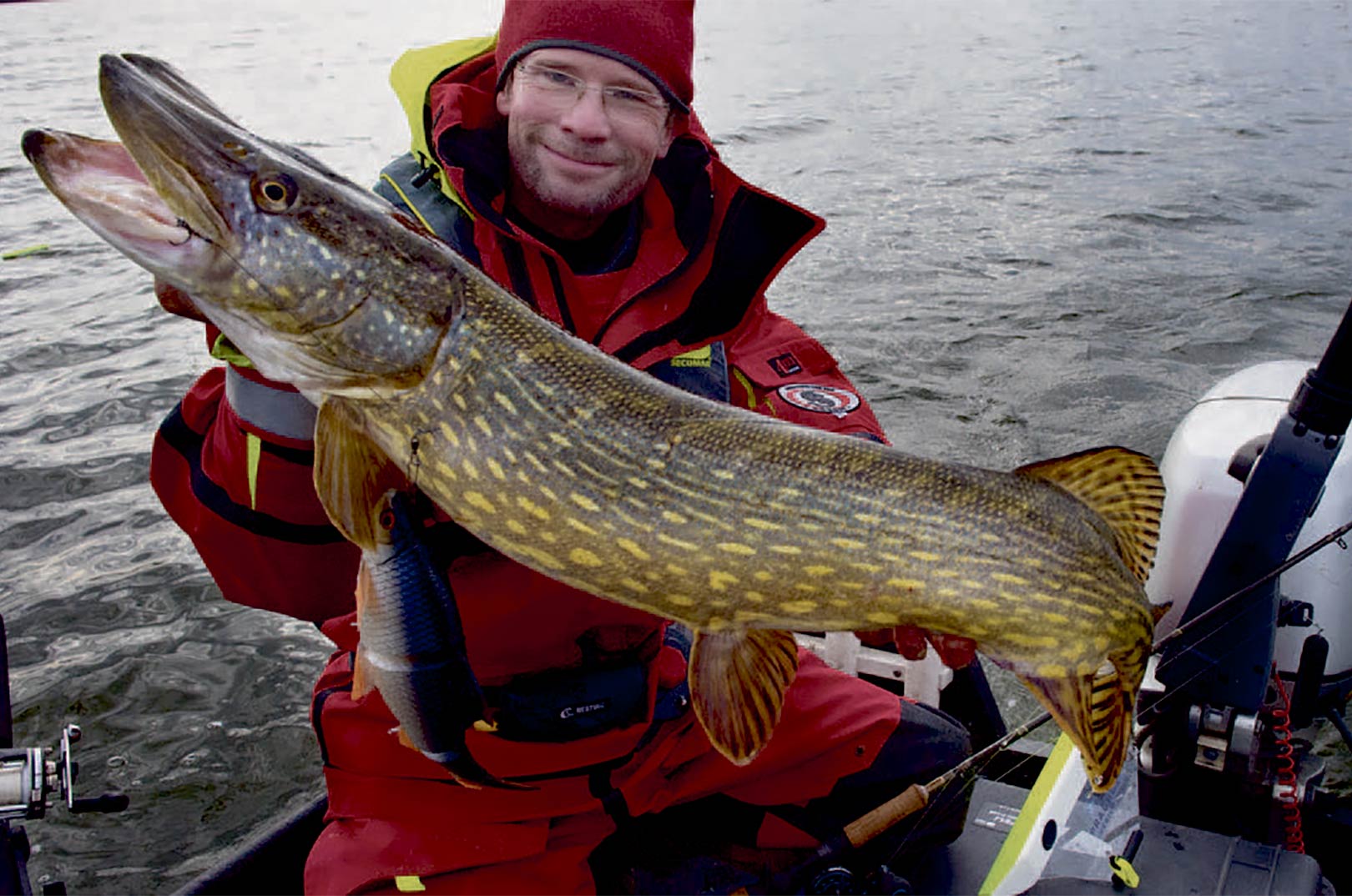 Jens Bursell med en fin fisk taget på traditionelt dør gefiskeri medsoftbaits.
