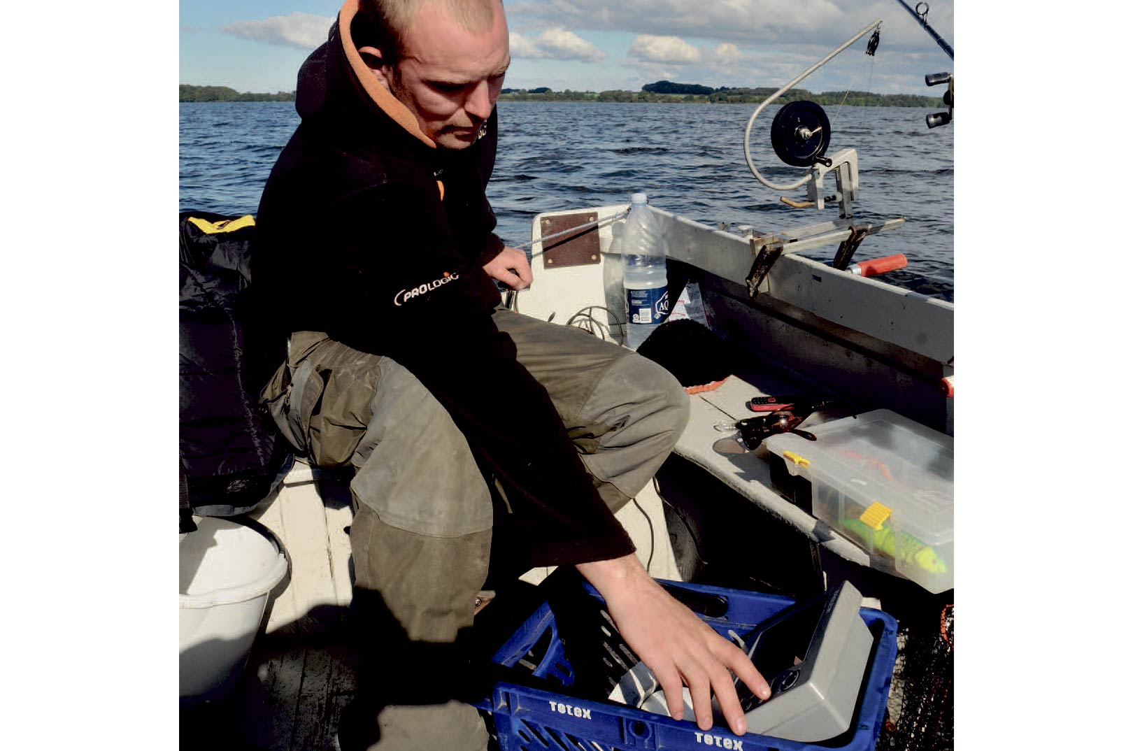 Her justerer Christian Klagenberg sit ekkolod som har monteret i enplastikkurv sammen med batteriet. Så er det lige til at transportere fra bil til båd.