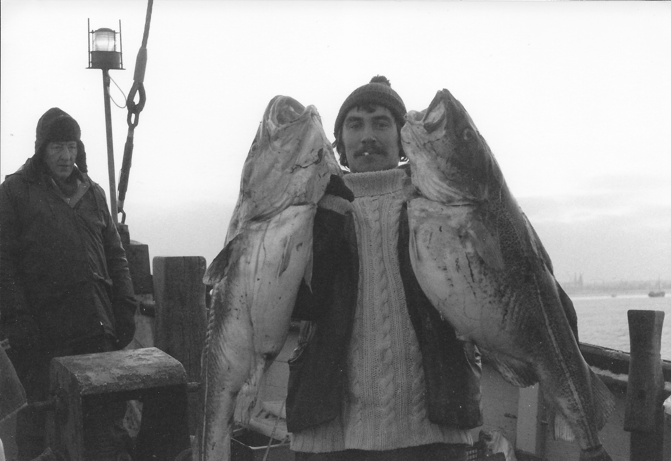 5.Foto: Per Ekstrøm Bjarne Staal med torsk på 19,2 og 17,9 fanget på dagen med de 59 målere.