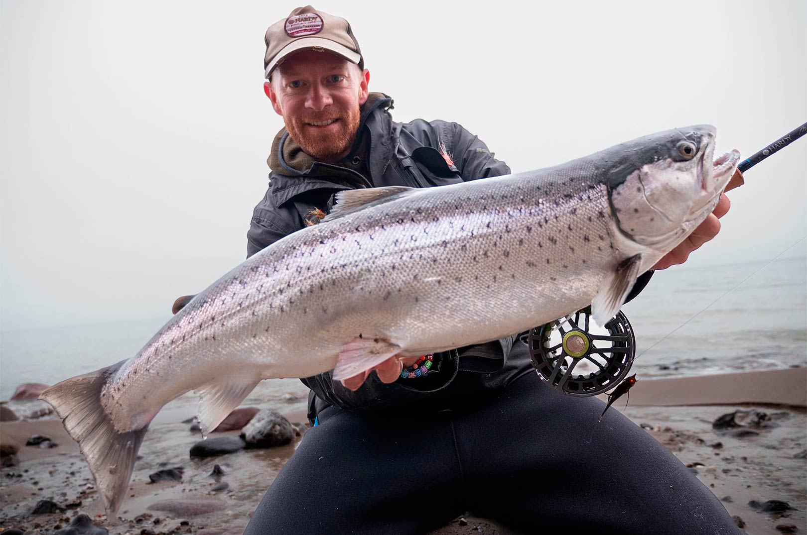 Morten Jensen med en af dagens superflotte blankfisk taget på fluestangen.