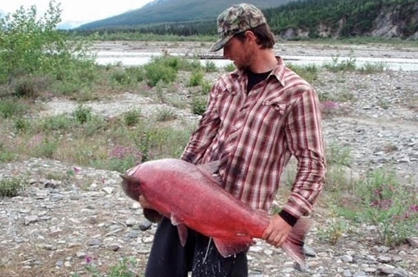 Claus har fisket en del over årerne - blandt andet på sine vildmarksture i Alaska, hvor han fangede denne kongelaks.