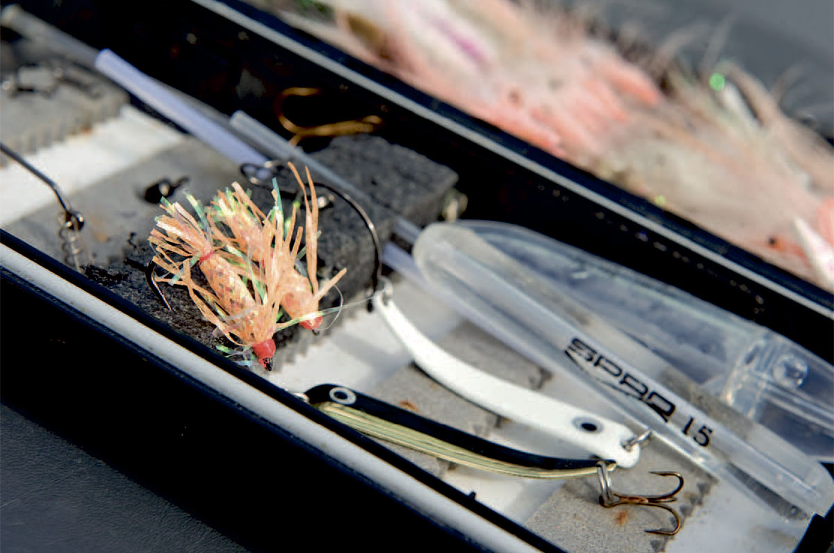 Thomas Hansens standard kasse til bombardafiskeriet. Til højre ses et par microstrippere og til venstre hans foretrukne ophængerflue på bombardataklet – et simpelt Juletræ af grov