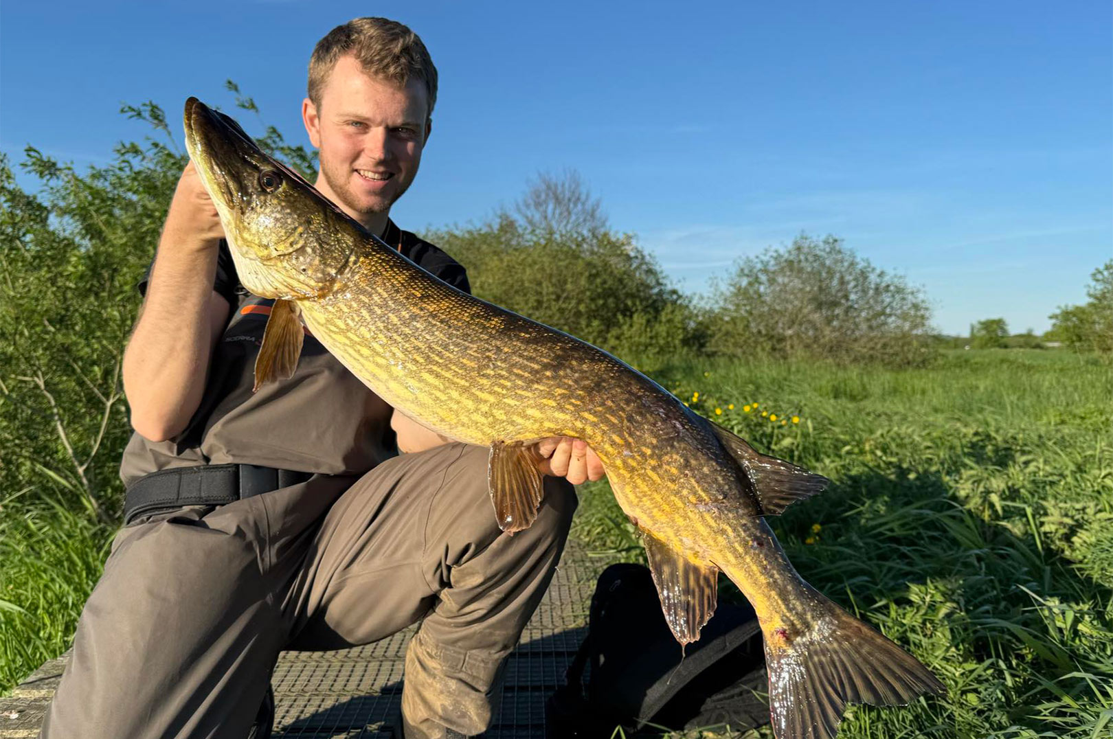 Kasper med en af sine lfotte gedder taget på en Whitefish Shad fra Savage Gear.